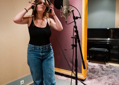 Tayane enregistre sa voix. Dig Studio, Paris, France.