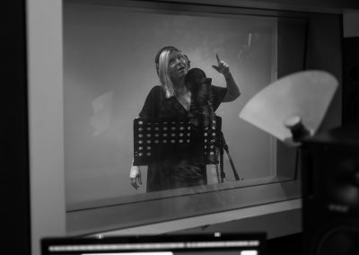 Zoé Gilbert enregistre sa voix en studio. Dig Studio, Paris, France.